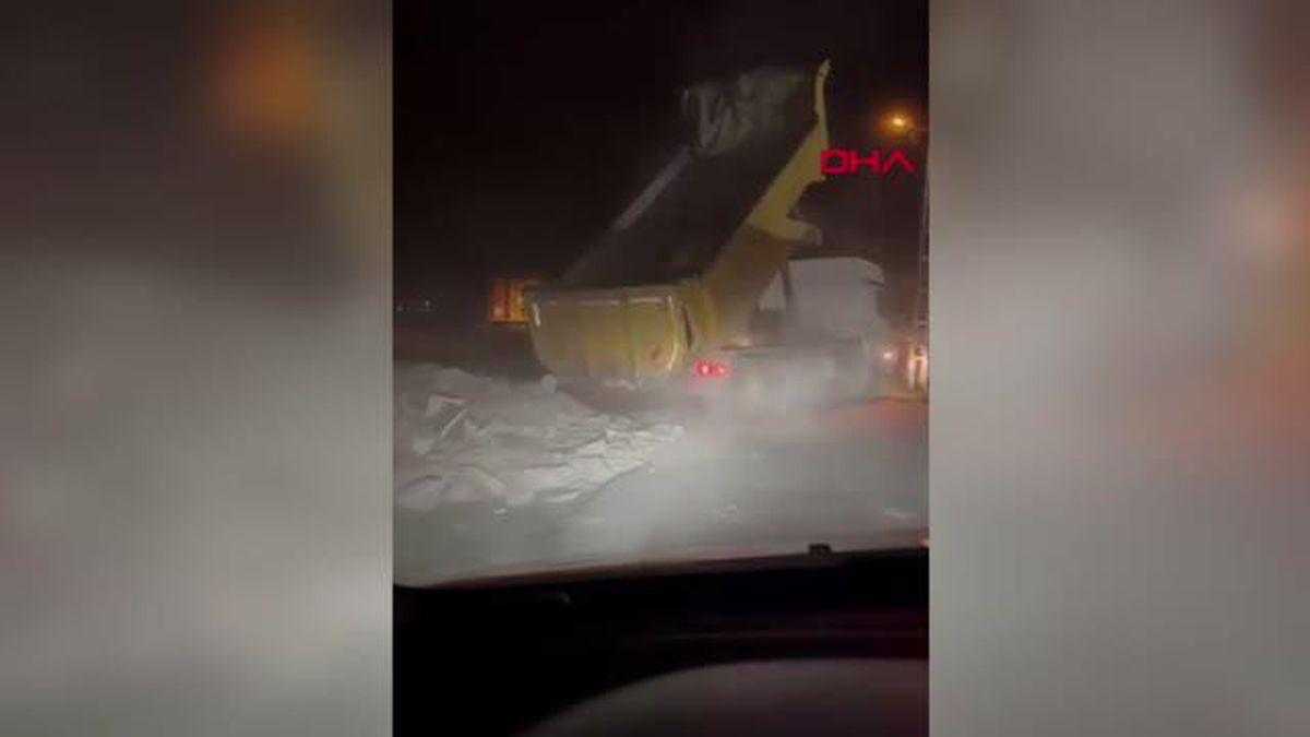 ARNAVUTKÖY'DE YOL KENARINA DÖKÜM YAPARKEN GÖRÜNTÜLENEN HAFRİYAT KAMYONU SÜRÜCÜSÜ YAKALANDI