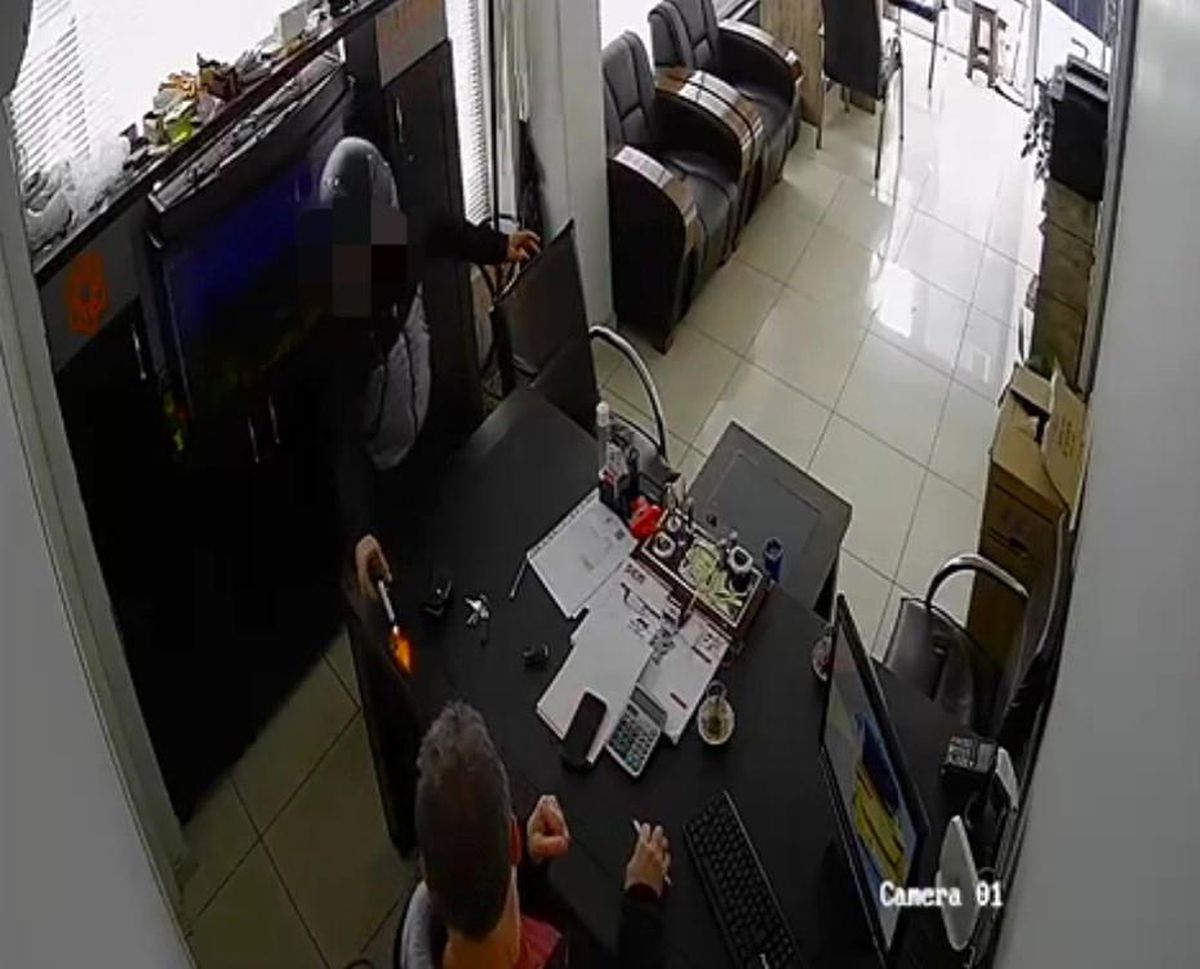 Bandırma'da silahlı saldırı güvenlik kameralarına yansıdı
