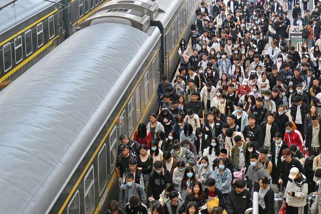 Çin'de İşçi Bayramı Tatilinde Yolcu Trafiğinde Patlama Yaşandı