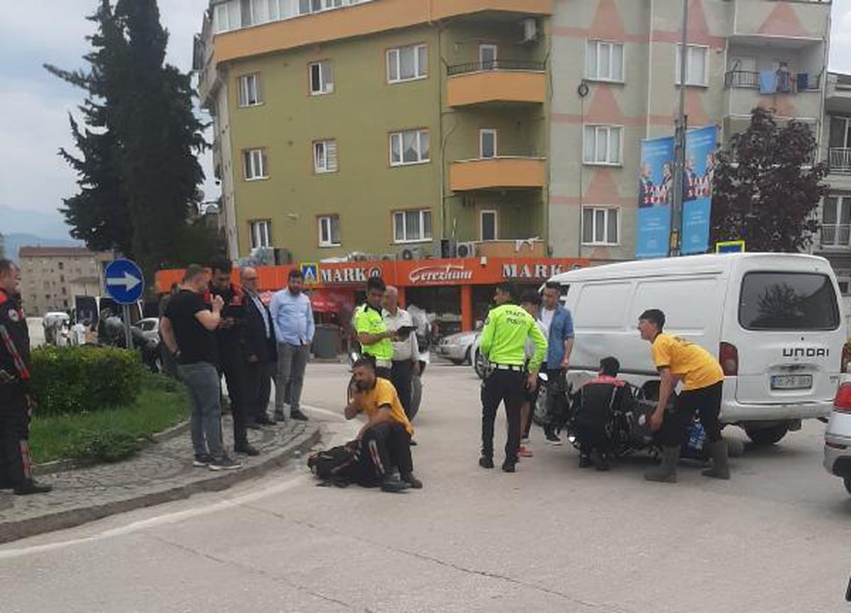 İnegöl'de polis motosikleti minibüse çarptı: 1 yaralı