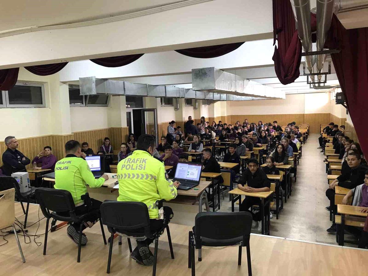 Dinar'da öğrencilere trafik eğitimi verildi