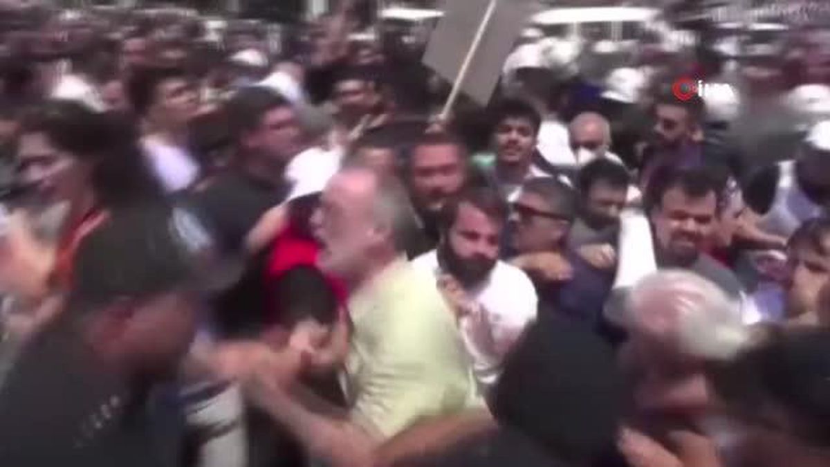 Eylemde taşkınlığa müdahale eden polise tokat atan astsubaya 5 ay hapis cezası