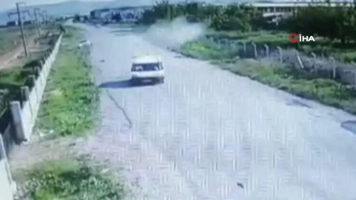 Hafif ticari araçla otomobilin kafa kafaya çarpıştığı kaza kamerada