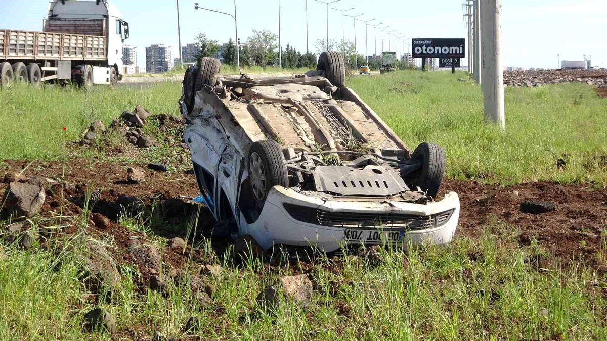 Hasta taşıyan araç otomobille çarpıştı, şarampole uçtu: 4 yaralı