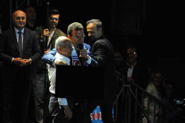 İmamoğlu, Kılıçdaroğlu'na tıpatıp benzeyen adamı görünce sahneye çıkardı: Görünce korktum