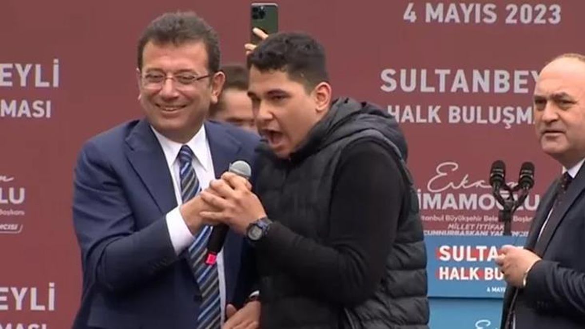 İmamoğlu, gencin söylediğini duyunca mikrofonu hemen geri aldı: Kerata başına iş alacak