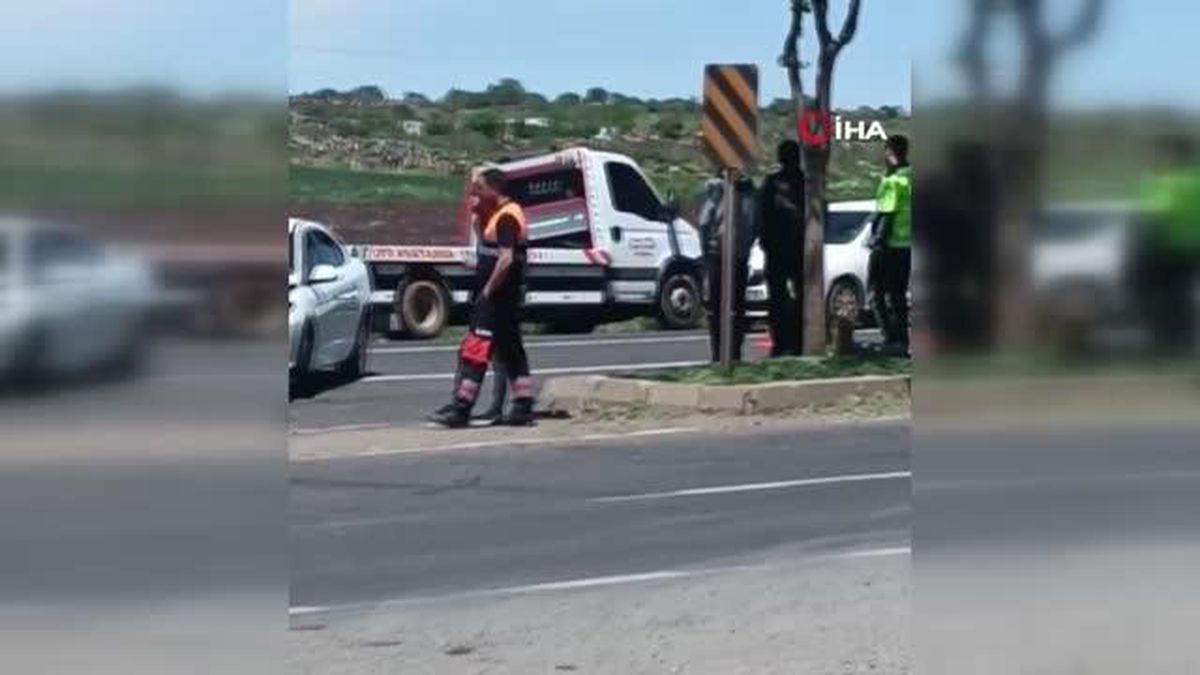 İş makinesi ile otomobil çarpıştı: 4 yaralı