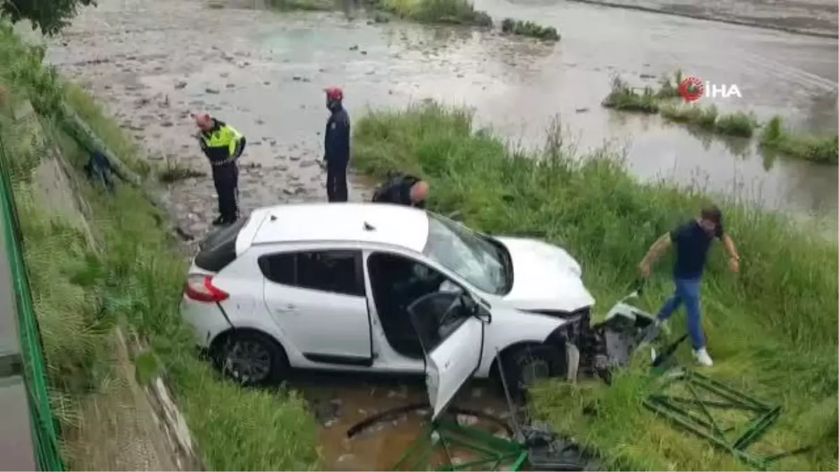 Kadın öğretmen otomobiliyle dereye uçtu