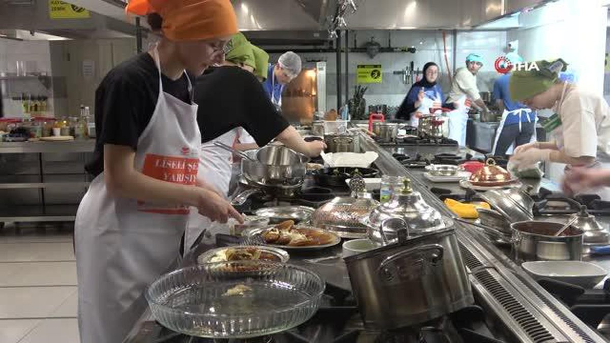 Liseli öğrenciler mutfakta hünerlerini sergilemek için yarışıyor