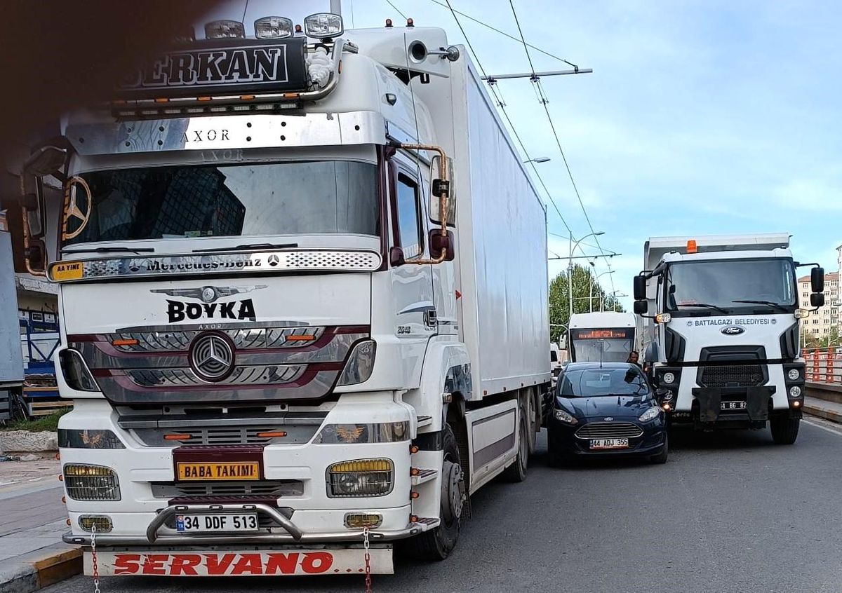 Malatya'da ilginç kaza: Seyir halindeki iki aracın arasına sıkışan otomobil trafiği felç etti