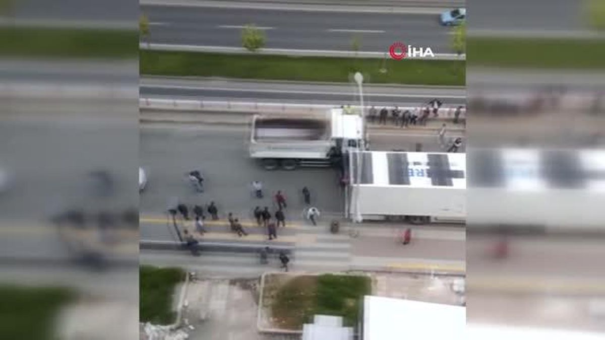 Malatya'da ilginç kaza: Seyir halindeki iki aracın arasına sıkışan otomobil trafiği felç ettifiği felç etti