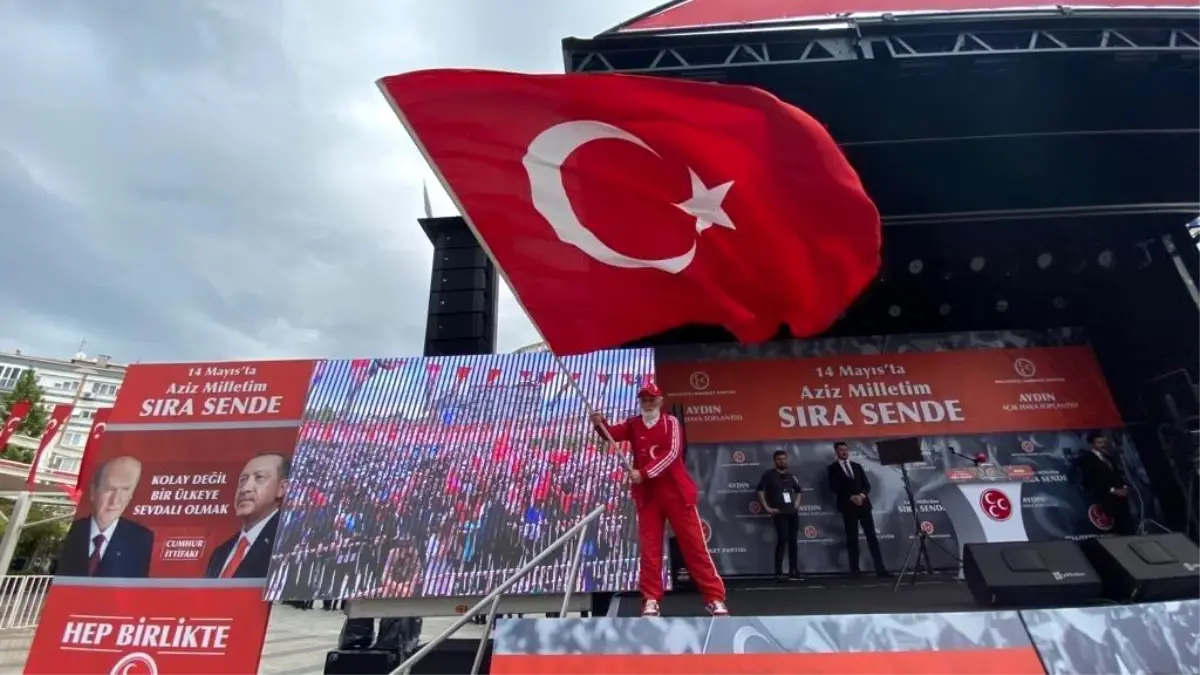 MHP'nin sembol ismi 'Bayrak Dede' Aydın'da vatandaşları coşturdu