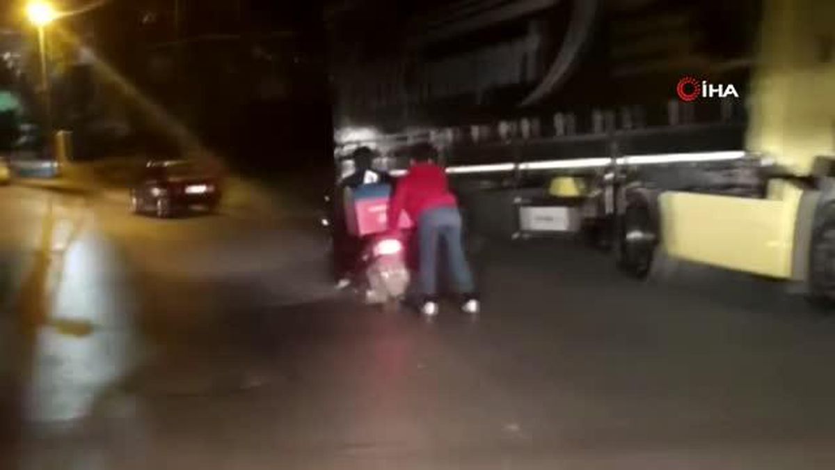 Motosiklete tutunup metrelerce yolculuk yaptı, tehlikeli anlar böyle görüntülendi