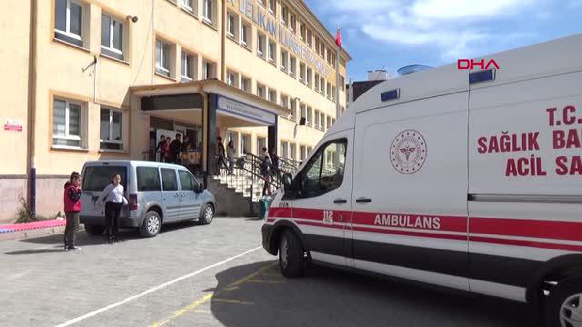 ORTAOKUL ÖĞRENCİSİ, OKULDA, KENDİSİNE BORÇ PARA VERMEYEN ARKADAŞINI BIÇAKLADI