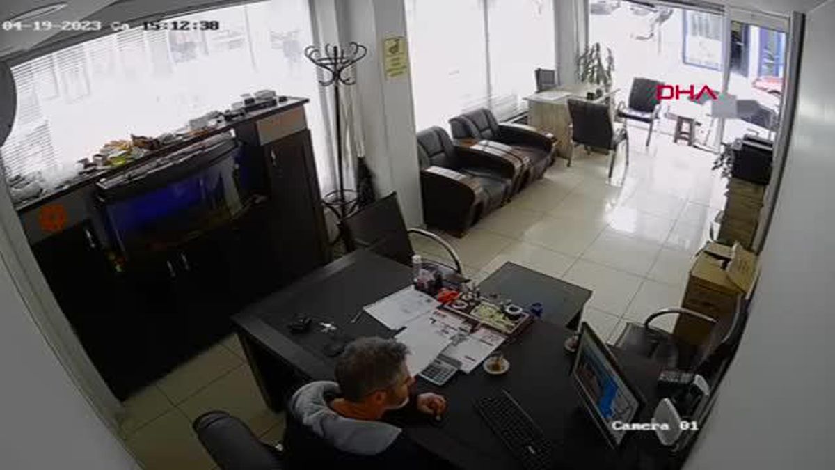 OTO KİRALAMA FİRMASINA SİLAHLI SALDIRI KAMERADA