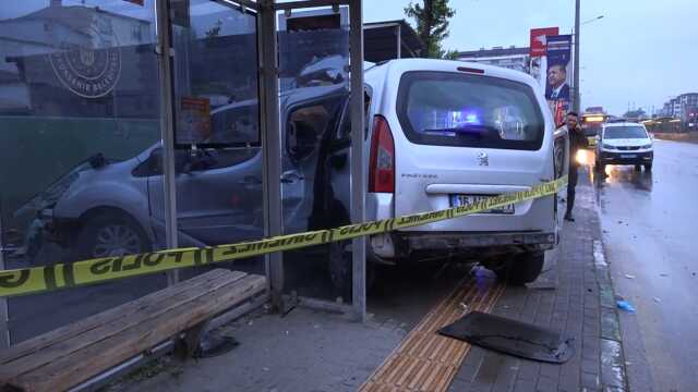 Otomobile ardından da durağa çarpan araç ikiye bölündü: 2 kişi öldü 1 kişi ağır yaralandı