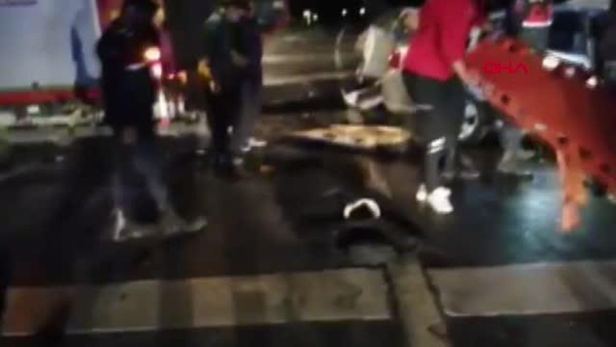OTOMOBİLLER KAFA KAFAYA ÇARPIŞTI: 4 ÖLÜ, 1 YARALI