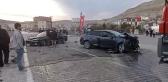 Sivas'ta otomobiller kafa kafaya çarpıştı, sürücülerin burnu bile kanamadı