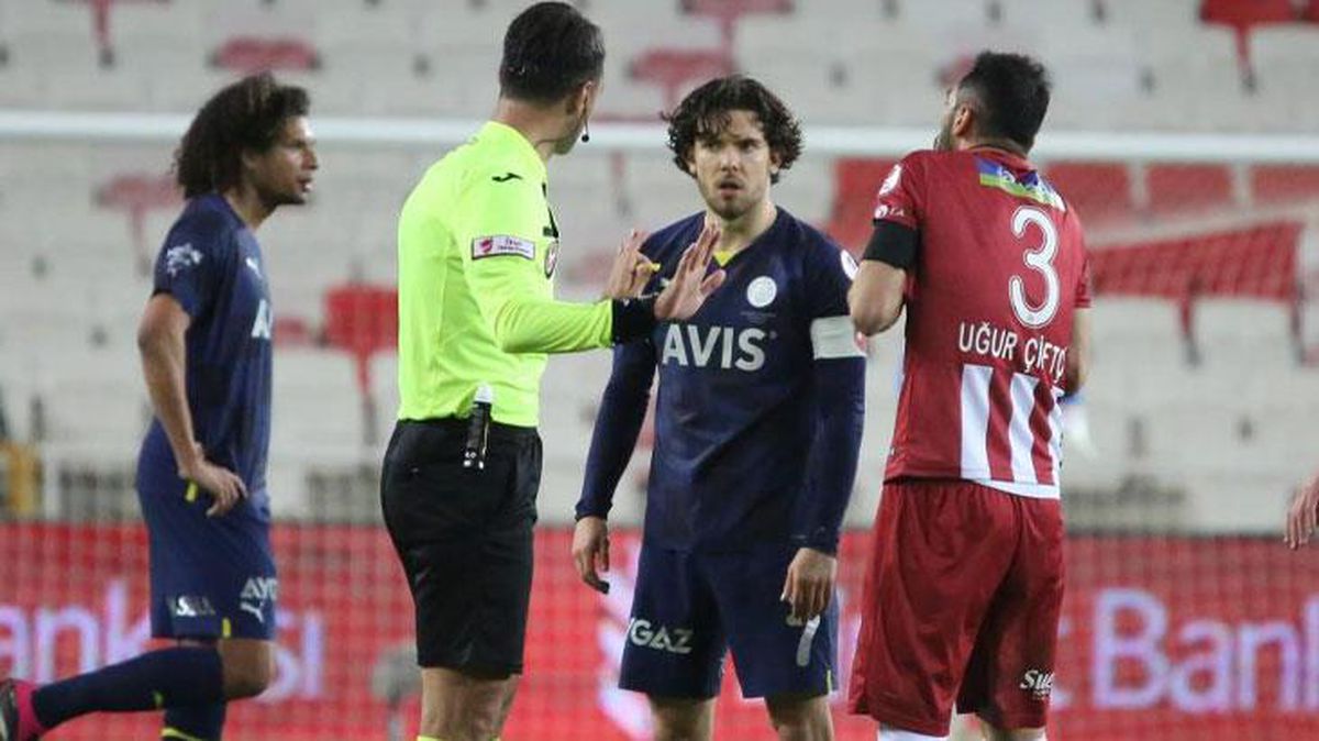 Sivasspor-Fenerbahçe maçında Türk futbolunda benzeri az yaşanır olay! Faul detayına herkes şaştı kaldı