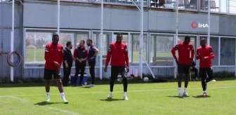 Sivassporlu eski futbolcu Kadir Bekmezci'den kulübe vefa ziyareti