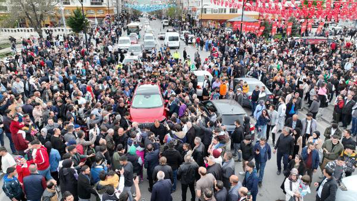 Sivas'ta Togg'un kırmızı SUV modeli yoğun ilgi gördü