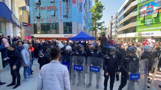 Trabzon'da gerginlik tırmanıyor! HÜDA PAR yeniden stant açınca ortalık karıştı Trabzon'da gerginlik tırmanıyor! HÜDA PAR yeniden stant açınca ortalık karıştı