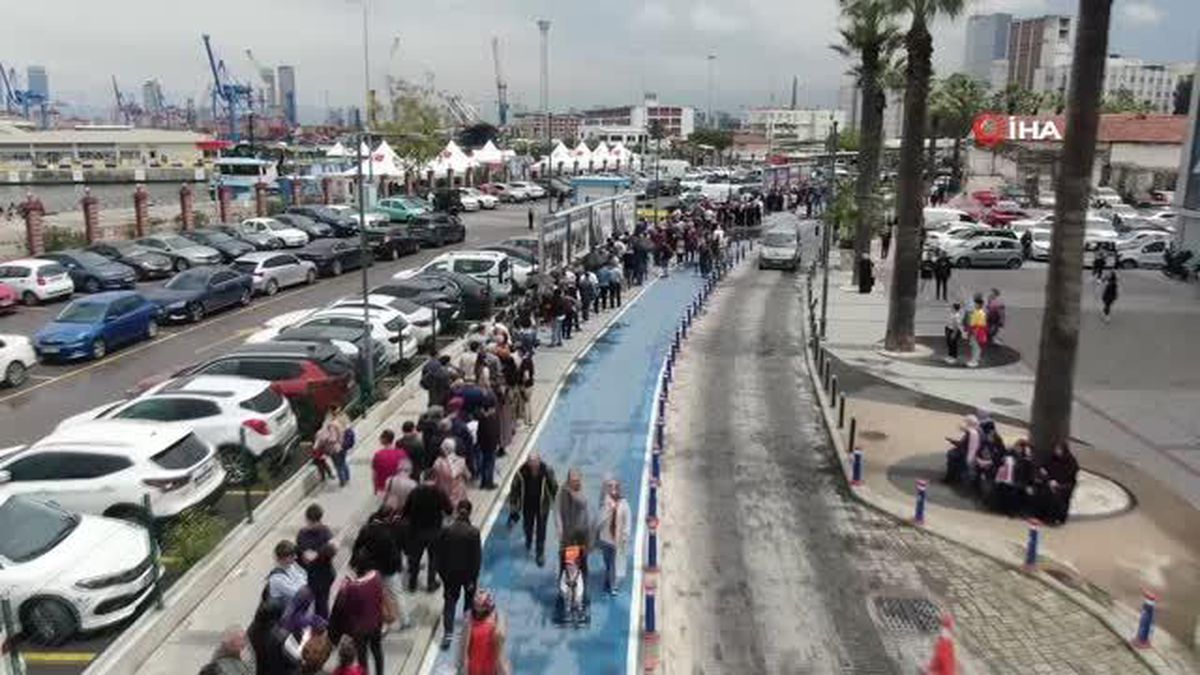 Yağmurlu havaya rağmen TCG Anadolu'ya İzmir'de yoğun ilgi