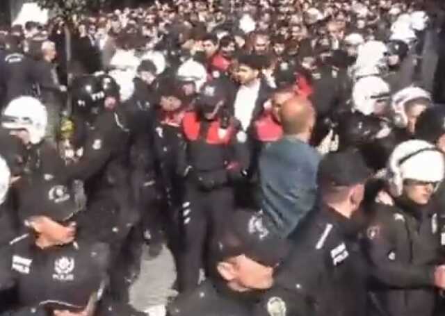 Yeniden açılan stant gerilimi tırmandırdı! Onlarca Trabzonlu HÜDA PAR'a tepki yürüyüşüne çıktı