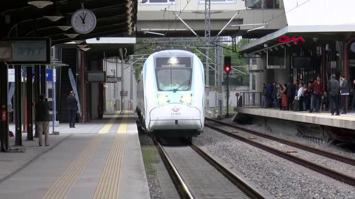 324 YOLCU KAPASİTELİ İLK MİLLİ ELEKTRİKLİ TREN MARMARAY BAKIRKÖY İSTASYONU'NDA