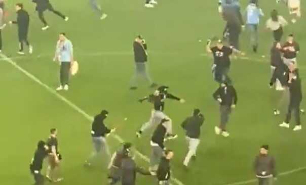 33 yıl sonra gelen şampiyonluk sonrası Napoli taraftarı insanlıktan çıktı! Yaralılar var