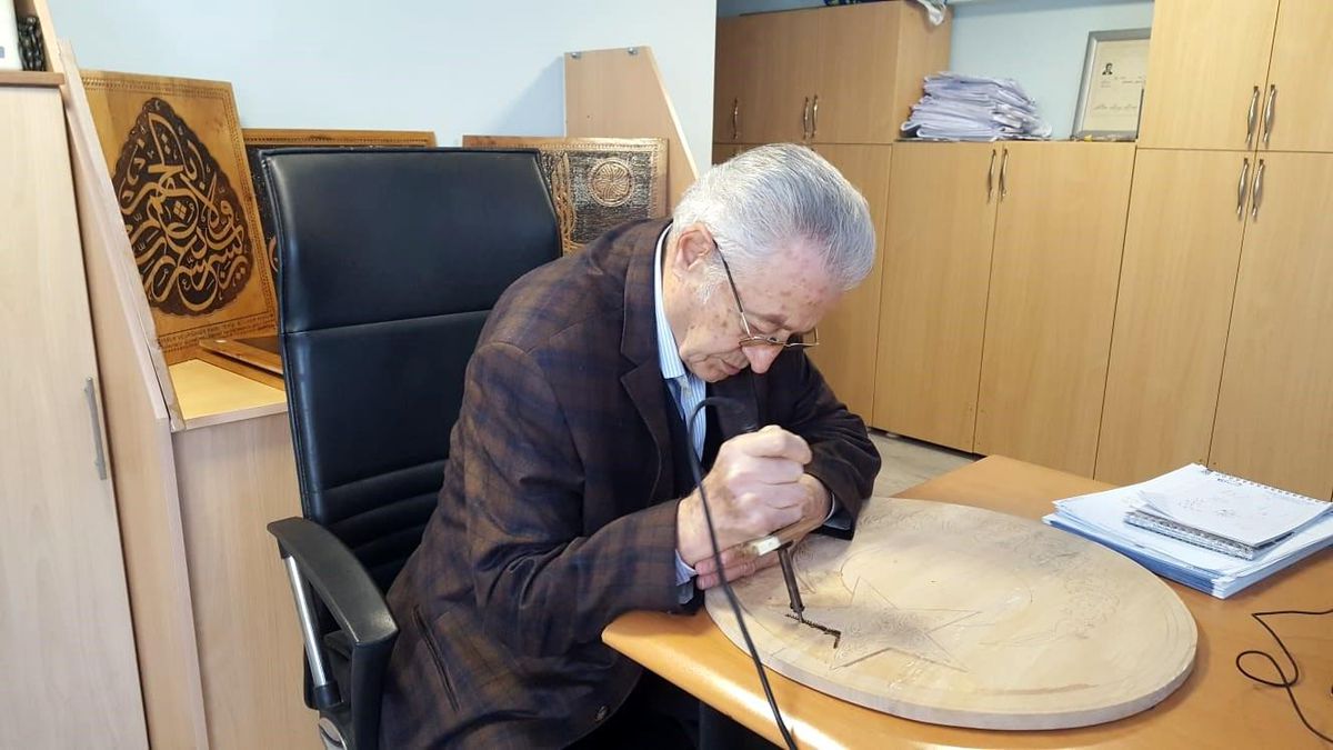 83 yaşında atıl ahşapları naht sanatıyla nakış gibi işliyor