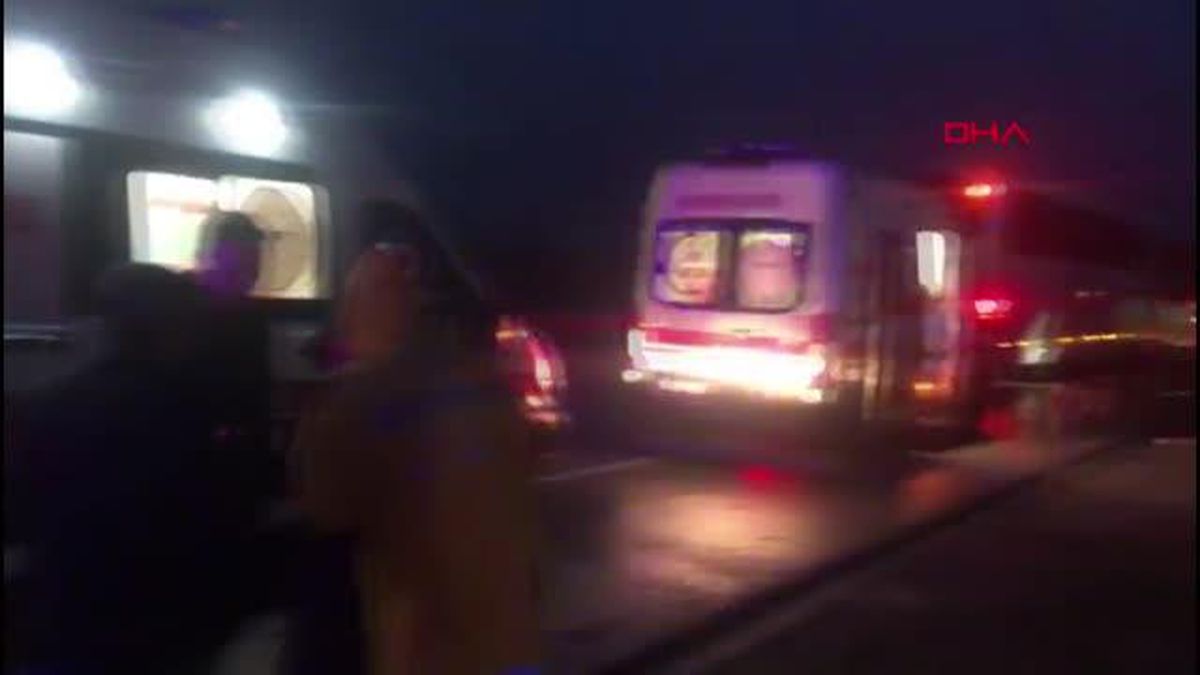BALIKESİR Öğrencileri taşıyan otobüs, TIR'a arkadan çarptı: 33 yaralı