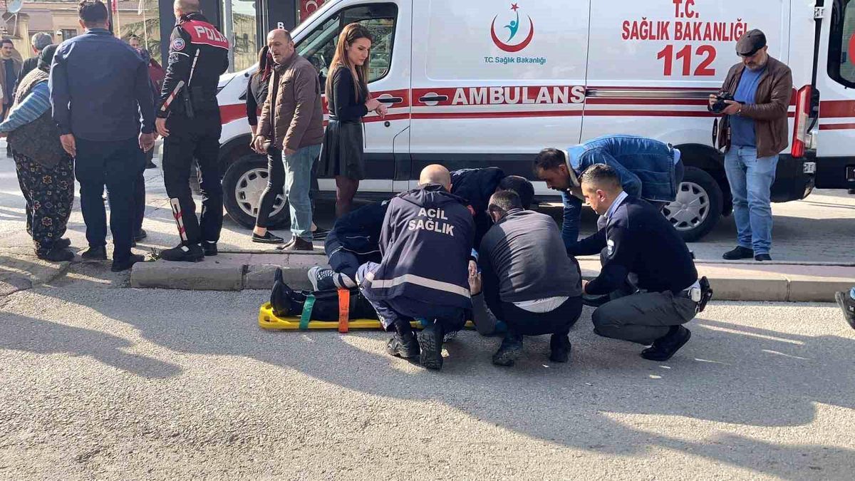 Burdur'da motosiklet yayaya çarptı: 2 yaralı