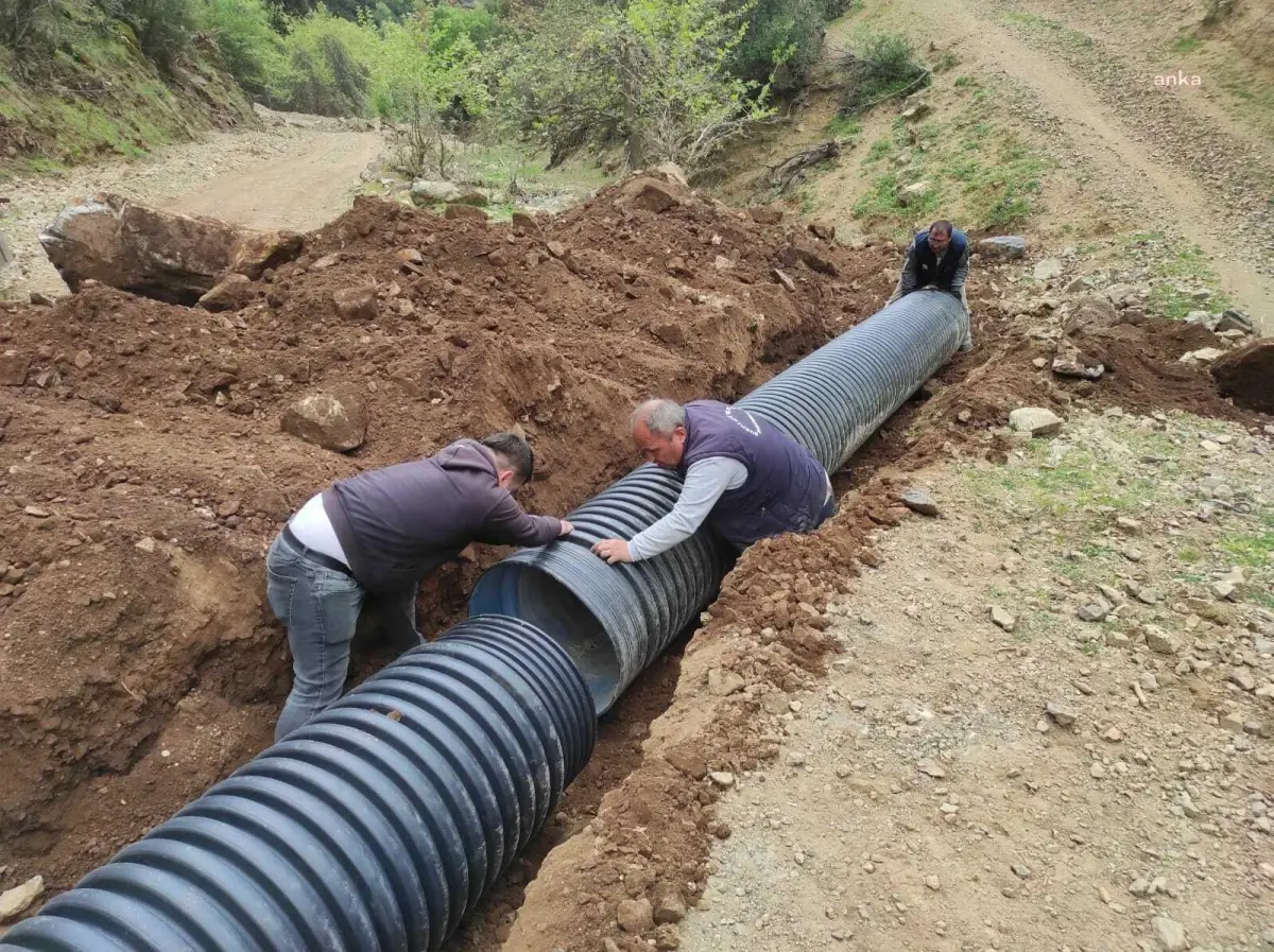 Burhaniye Belediyesi Yağışlı Havalarda Ulaşım Sorununu Çözüyor