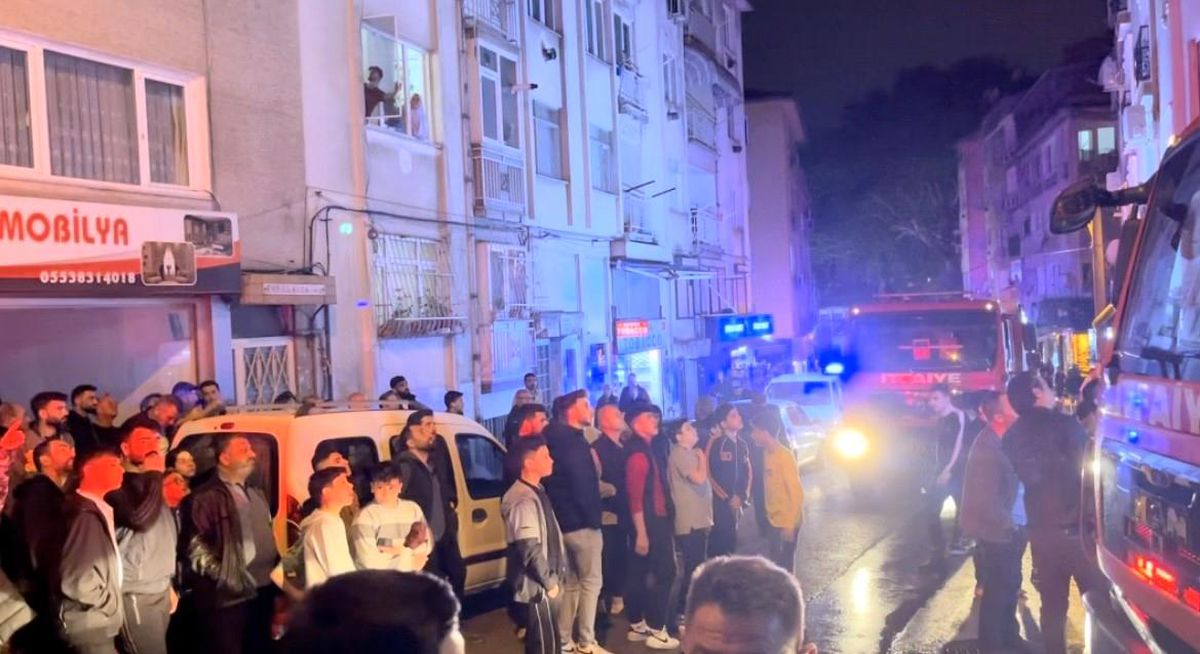 Bursa'da 5 katlı apartmanın çatı katı alev alev yandı