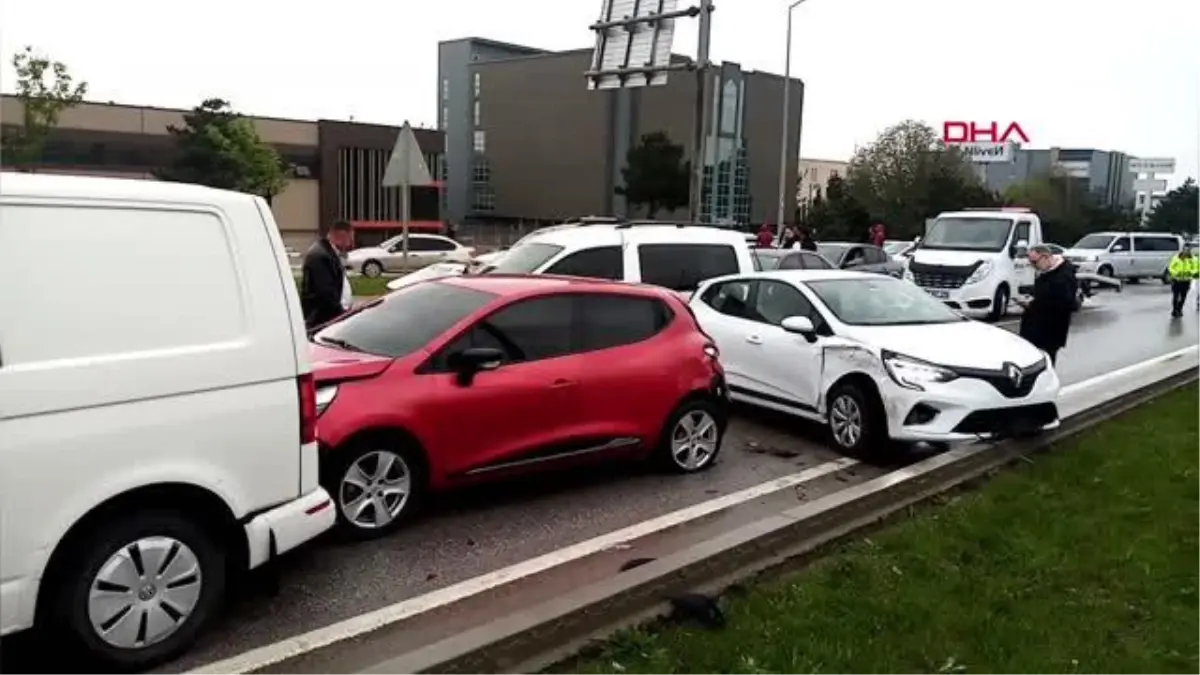 BURSA'DA, 7 ARACIN KARIŞTIĞI ZİNCİRLEME KAZADA 2 YARALI