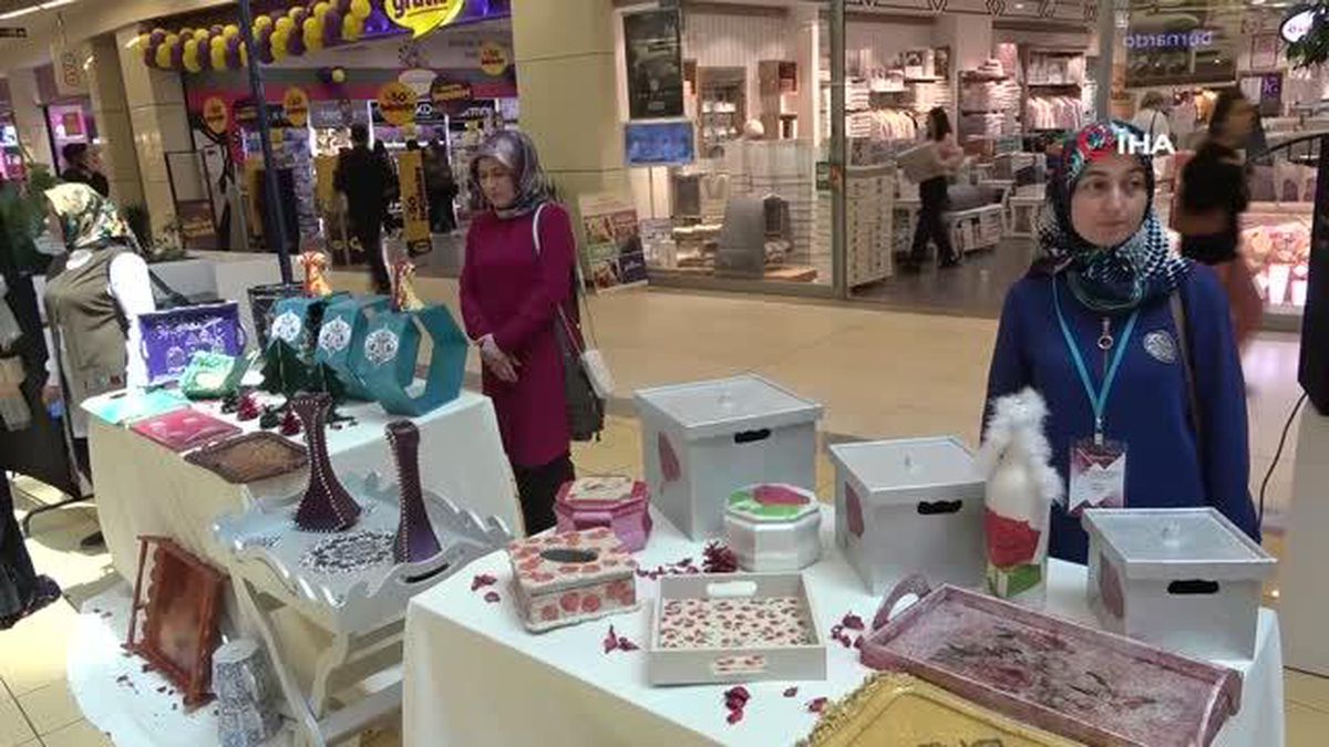 Depremzede kadınlar el emeklerini sergiledi