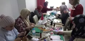 Depremzede kadınlar el işi deri eşyalar üretiyor