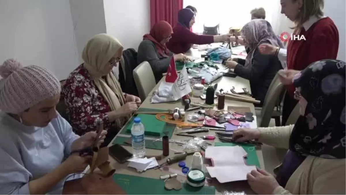 Depremzede kadınlar el işi deri eşyalar üretiyor