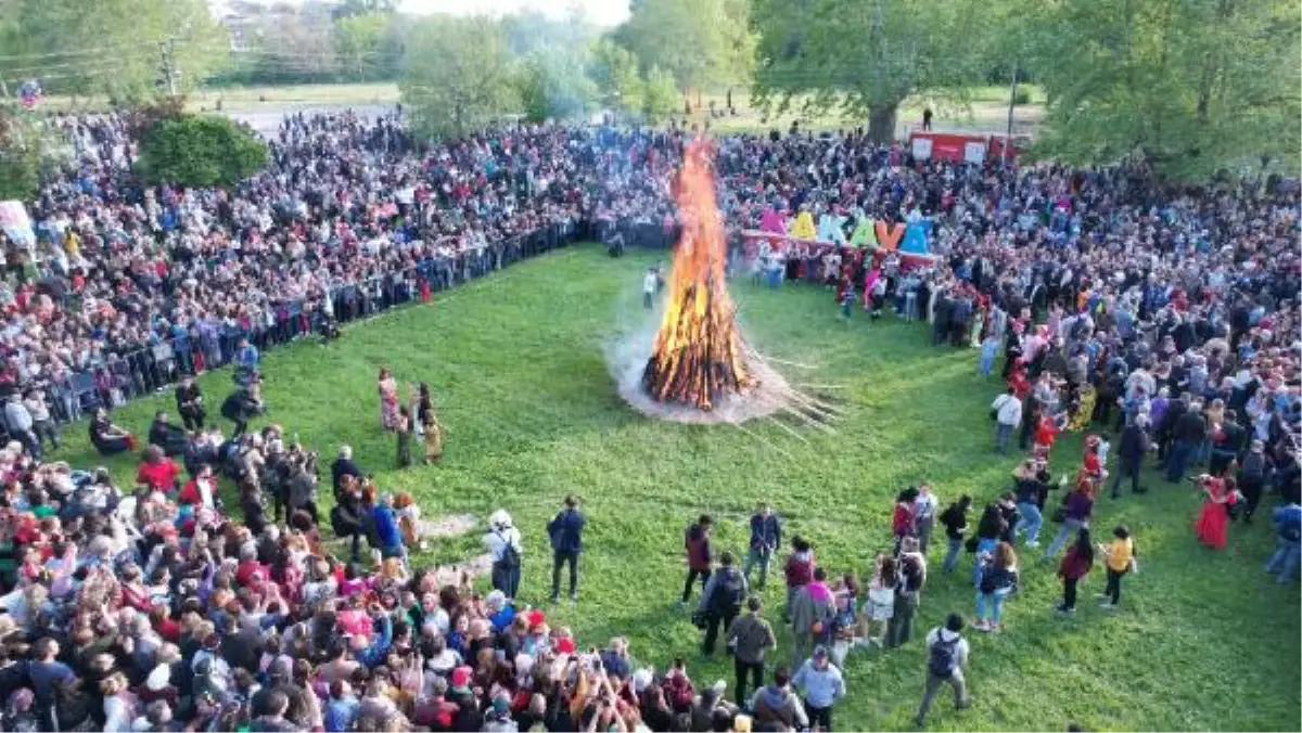 Edirne'de Kakava Coşkusu Ateşle Devam Etti