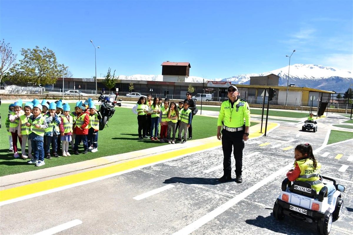Gözleriniz yolda, gönlünüz darda kalmasın