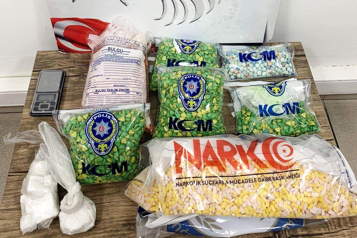 İzmir'de zehir deposu evlere baskın: 17 bin extacy hap ele geçirildi