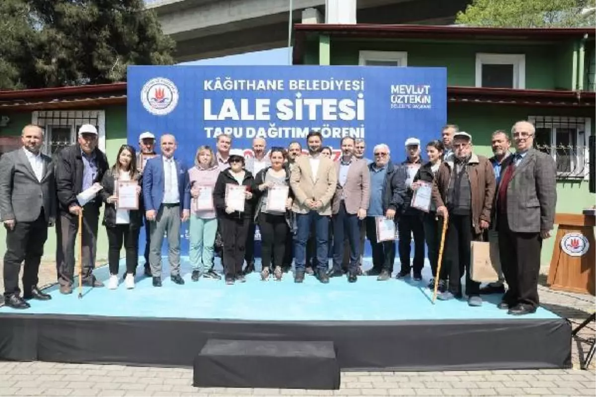 Kağıthane Belediyesi Lale Sitesi sakinlerine tapularını teslim etti