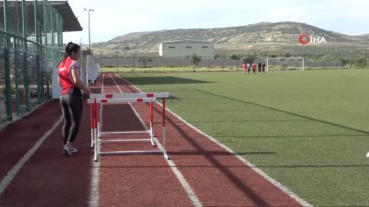 Kilisli atlet, futbol sahasında antrenman yaparak cirit atmada Türkiye şampiyonu oldu- Zor şartlarda, futbol sahasında antrenman yapan Medine,...