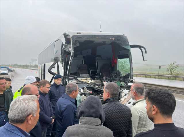 Lise öğrencilerini taşıyan tur otobüsü tıra çarptı: 33 yaralı