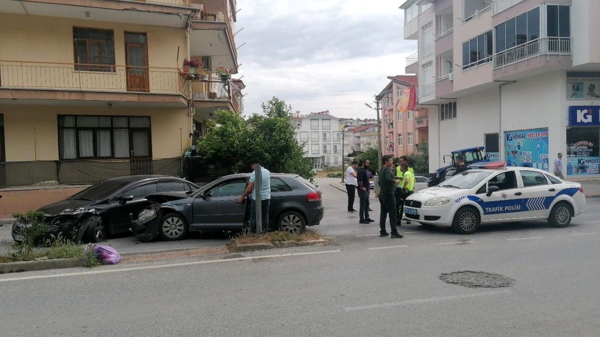 Manavgat'ta iki otomobil çarpıştı: 1 yaralı