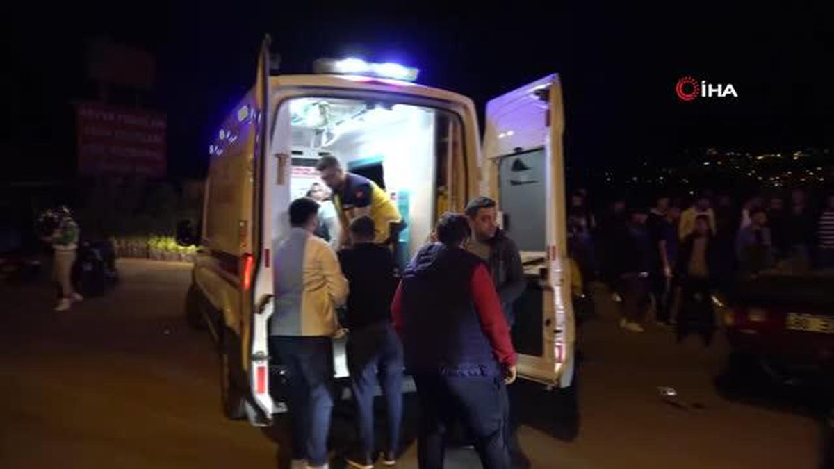 Meraklı kalabalık takla atan aracı el birliğiyle çekiciye yükledi