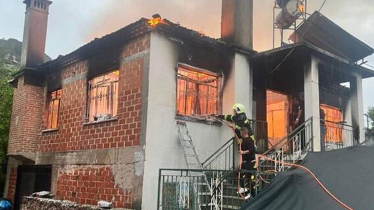 Evde çıkan yangında anne ve oğlu hayatını kaybetti, 2 kişi yaralandı