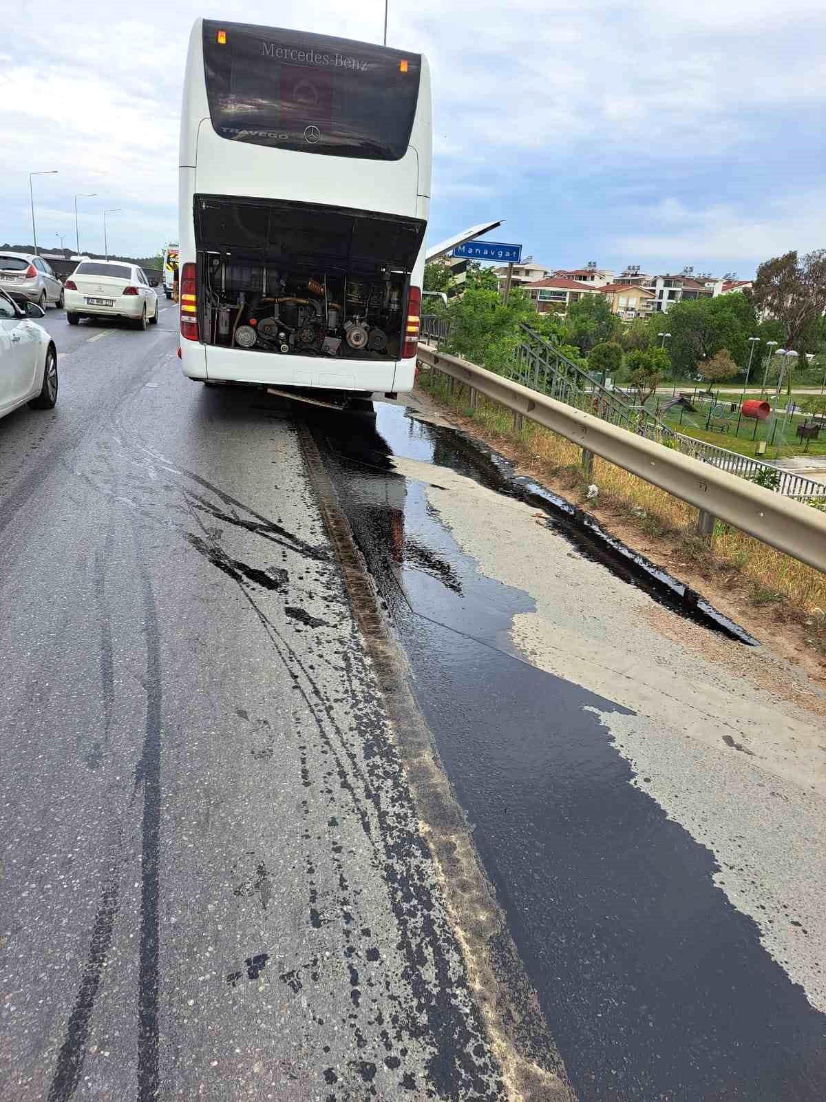 Otobüsün motorundan yola dökülen yağ, motosikletlileri hastanelik etti