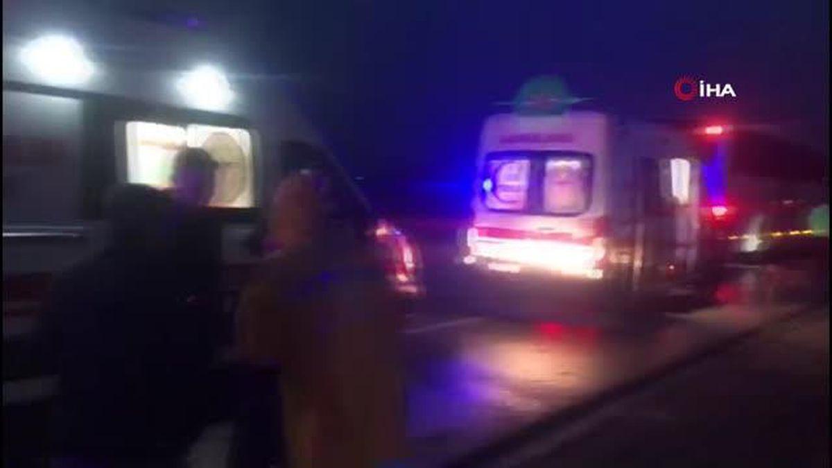Otobüsün tıra çarptığı kazada 33 kişi yaralandı